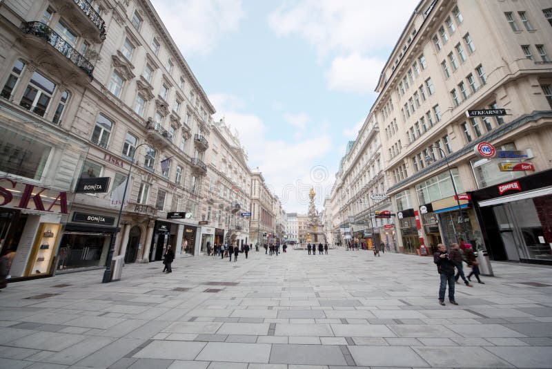 De mensen gaan op straat Graben stock afbeelding De mensen gaan op straat Graben stock afbeelding