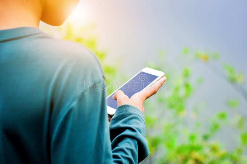 De mensen gebruiken mobiele telefoons om aankopen online te maken stock afbeeldingen De mensen gebruiken mobiele telefoons om aankopen online te maken stock afbeeldingen