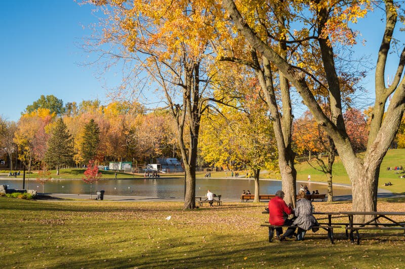 De mensen genieten van een warme de herfstdag in Montreal royalty-vrije stock foto De mensen genieten van een warme de herfstdag in Montreal royalty-vrije stock foto