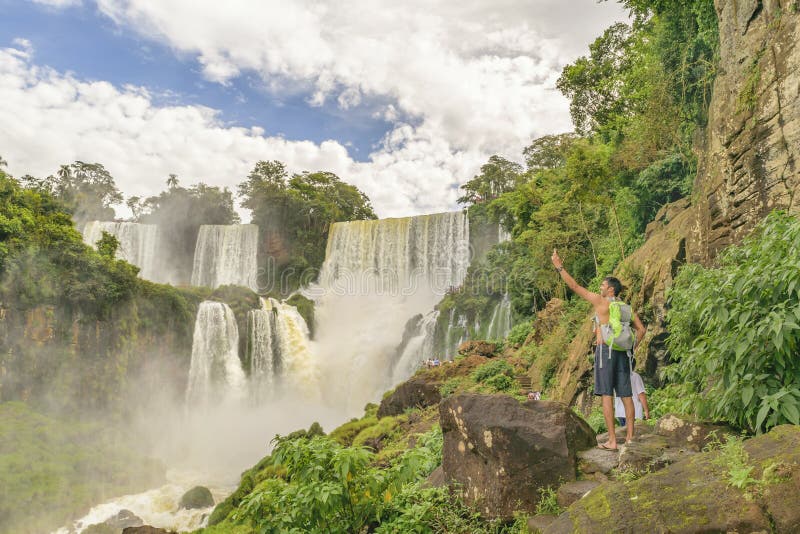 De mensen in Iguazu parkeren Watervallenlandschap