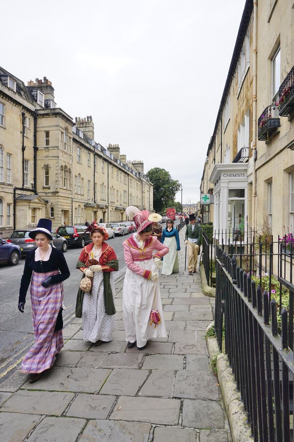 De mensen kostumeerden in de straten van Bad voor het Jane Austen-festival