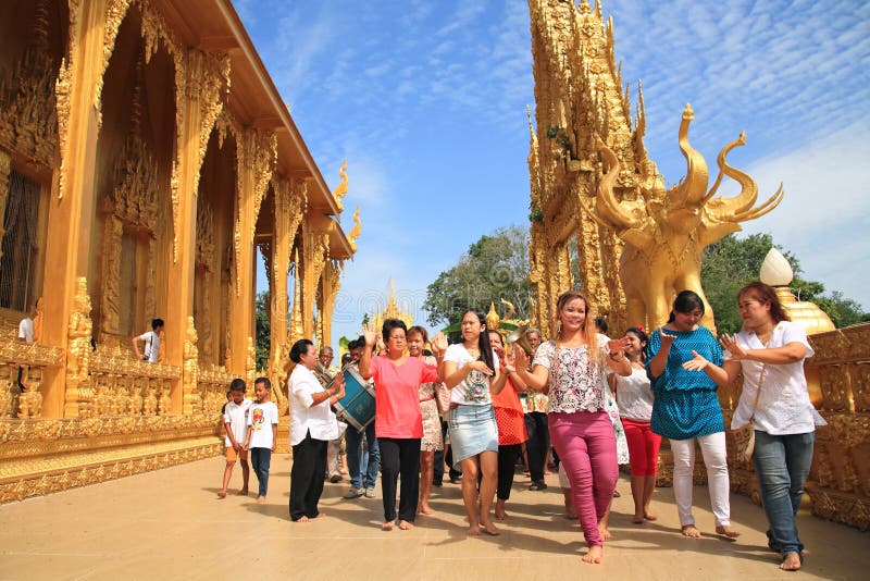 De mensen lopen en dansen rond gouden tempel stock afbeelding De mensen lopen en dansen rond gouden tempel stock afbeelding