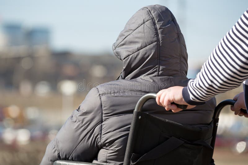 De mensen met beperkte mobiliteit nemen een gang door rolstoel stock fotografie De mensen met beperkte mobiliteit nemen een gang door rolstoel stock fotografie