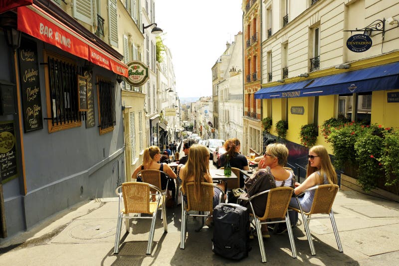 De mensen ontspannen in een straatkoffie De plaats van de Ameliefilm Montmartre, Parijs, Frankrijk royalty-vrije stock fotografie De mensen ontspannen in een straatkoffie De plaats van de Ameliefilm Montmartre, Parijs, Frankrijk royalty-vrije stock fotografie