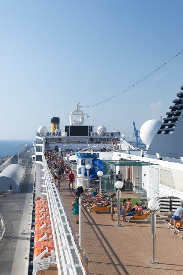 De mensen op een cruise verschepen dek royalty-vrije stock foto's De mensen op een cruise verschepen dek royalty-vrije stock foto's