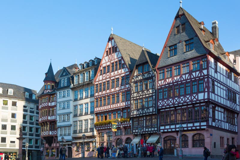 De mensen op Roemerberg regelen in Frankfurt, Duitsland stock afbeeldingen De mensen op Roemerberg regelen in Frankfurt, Duitsland stock afbeeldingen