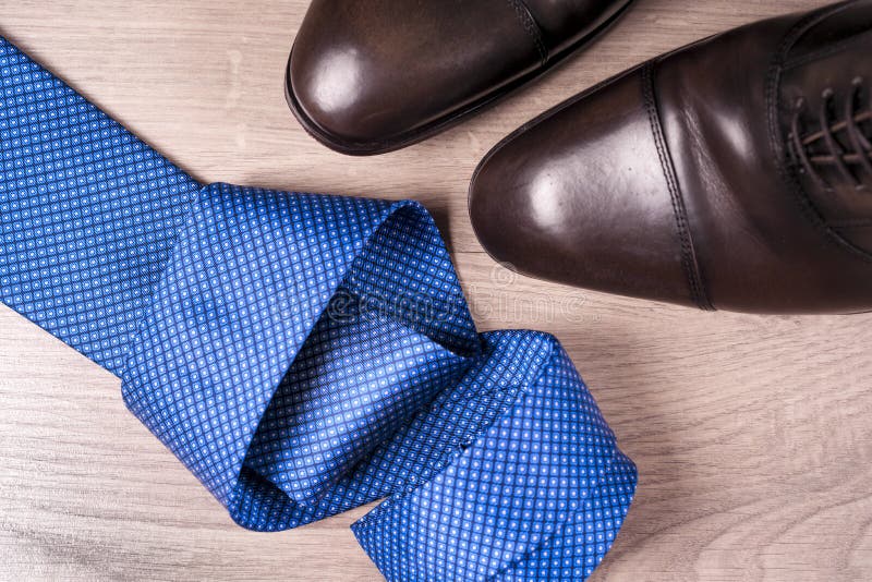 De mensen` s schoenen van mensen` s toebehoren, band op een houten achtergrond Klassieke mensen` s toebehoren Hoogste mening royalty-vrije stock afbeeldingen De mensen` s schoenen van mensen` s toebehoren, band op een houten achtergrond Klassieke mensen` s toebehoren Hoogste mening royalty-vrije stock afbeeldingen