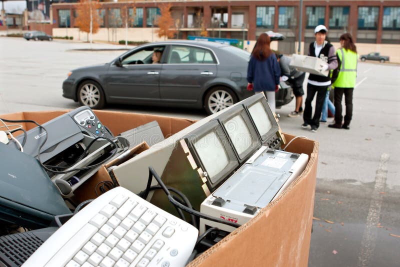 De mensen zetten Elektronika bij Recyclingsgebeurtenis af