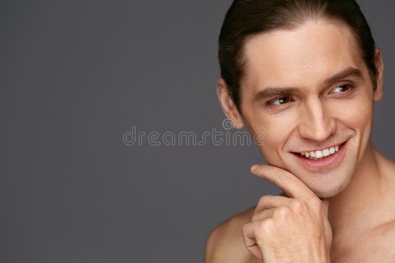 De mensen zien Zorg onder ogen Mens wat betreft Vlotte Huid na het Scheren royalty-vrije stock foto De mensen zien Zorg onder ogen Mens wat betreft Vlotte Huid na het Scheren royalty-vrije stock foto