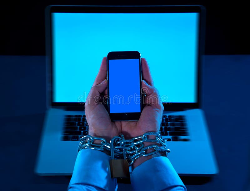 De mensenhanden bonden aan mobiele telefoon met kettingshangslot in Internet of sociale media verslaving royalty-vrije stock fotografie De mensenhanden bonden aan mobiele telefoon met kettingshangslot in Internet of sociale media verslaving royalty-vrije stock fotografie