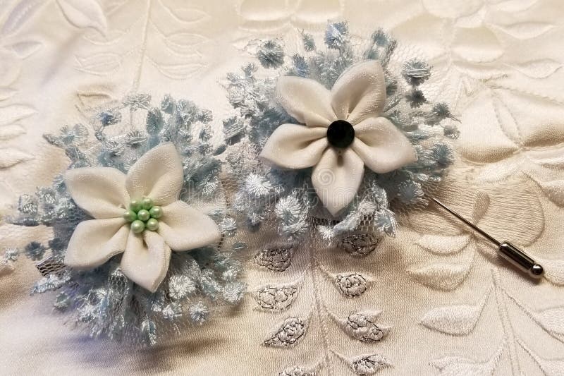 De met de hand gemaakte Bruids Reeks van Kanzashi royalty-vrije stock foto's De met de hand gemaakte Bruids Reeks van Kanzashi royalty-vrije stock foto's