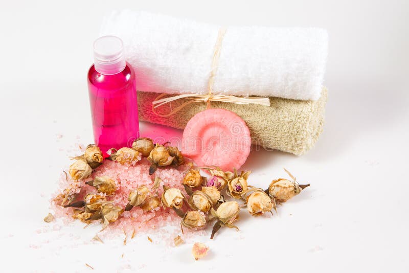 De met de hand gemaakte zeep, de shampoo en de douche gelatineren, overzees zout en rosebuds - badtoebehoren stock afbeeldingen De met de hand gemaakte zeep, de shampoo en de douche gelatineren, overzees zout en rosebuds - badtoebehoren stock afbeeldingen