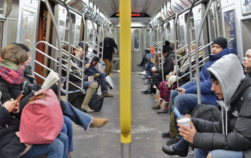 De Metro van New York om Mensen te werken die Metro MTA het Omzetten in de Stad berijden