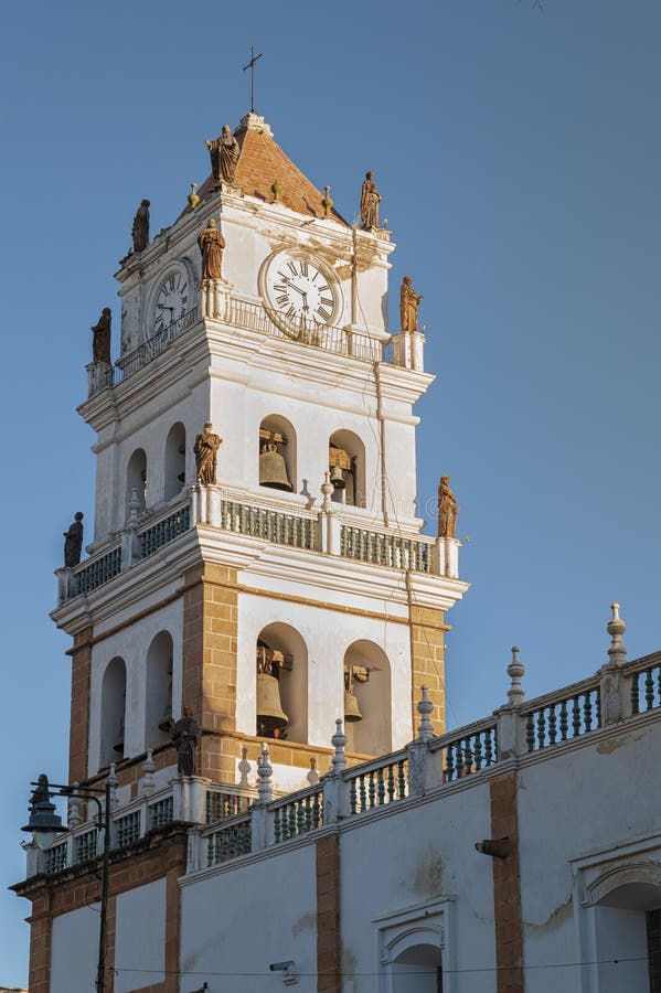De Metropolitaanse Kathedraal van de Sucrekathedraal van Sucre op Plein 25 het vierkant van DE Mayo in Sucre, Bolivië royalty-vrije stock foto De Metropolitaanse Kathedraal van de Sucrekathedraal van Sucre op Plein 25 het vierkant van DE Mayo in Sucre, Bolivië royalty-vrije stock foto