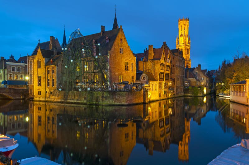 De middeleeuwse Kanalen van Brugge bij Nacht, België stock fotografie De middeleeuwse Kanalen van Brugge bij Nacht, België stock fotografie