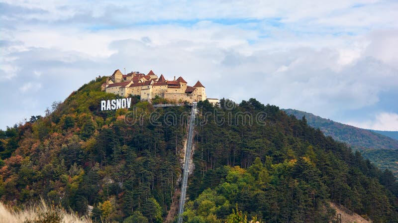 De middeleeuwse stad Rasnov op heuvel, Roemenië Najaarslandschap met middeleeuws fortification Castle stock afbeeldingen De middeleeuwse stad Rasnov op heuvel, Roemenië Najaarslandschap met middeleeuws fortification Castle stock afbeeldingen