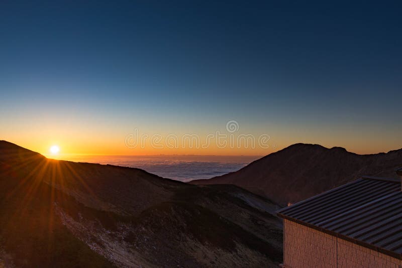 De Mikurigaike Hete Lente, de hoogste hoogte natuurlijke hete lente in Japan met mening van zonsondergang van de hete lente met b royalty-vrije stock foto De Mikurigaike Hete Lente, de hoogste hoogte natuurlijke hete lente in Japan met mening van zonsondergang van de hete lente met b royalty-vrije stock foto