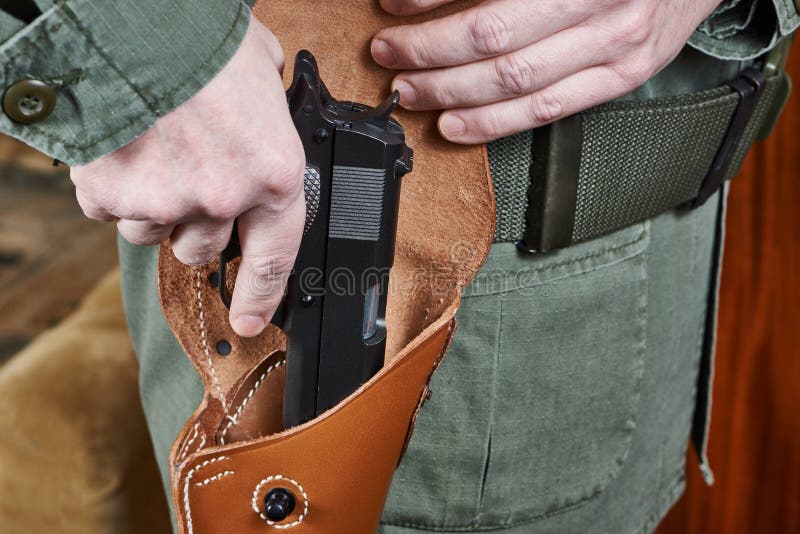 De militair neemt kanon van het holster royalty-vrije stock foto De militair neemt kanon van het holster royalty-vrije stock foto