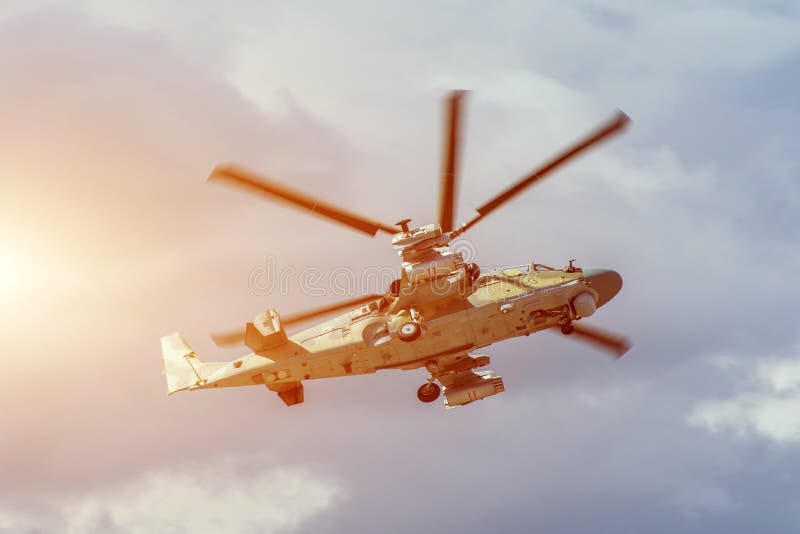 De militaire gevechtshelikopter vliegt snel het draaien in de lucht stock foto De militaire gevechtshelikopter vliegt snel het draaien in de lucht stock foto