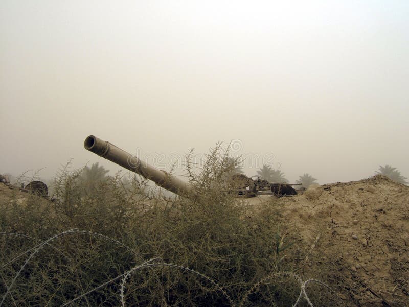 De militaire tank van het legervoertuig op sporen met vat na zegevierende oorlog stock fotografie De militaire tank van het legervoertuig op sporen met vat na zegevierende oorlog stock fotografie