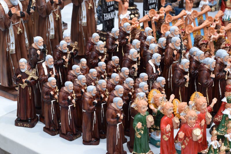 De miniatuurstandbeelden van de Vader Pio worden van Heilige getoond voor verkoop op kerkyard royalty-vrije stock fotografie De miniatuurstandbeelden van de Vader Pio worden van Heilige getoond voor verkoop op kerkyard royalty-vrije stock fotografie