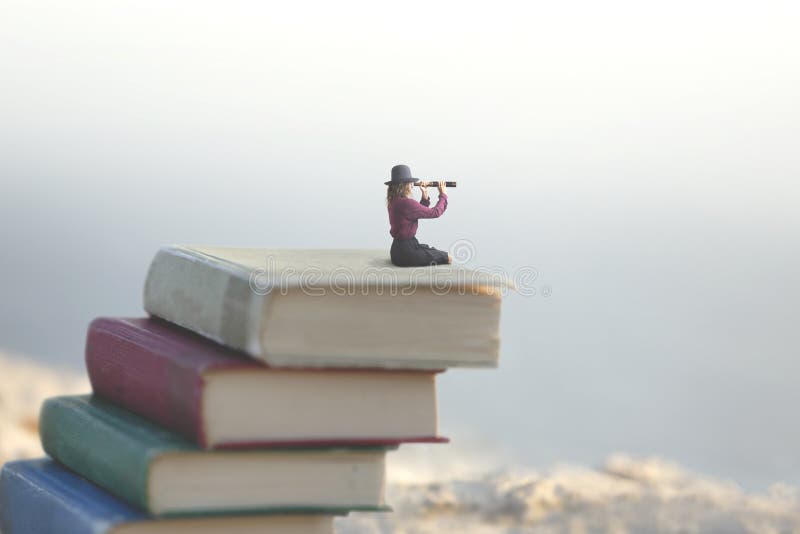 De miniatuurvrouw bekijkt de oneindigheid met de kijker op een schaal van boeken