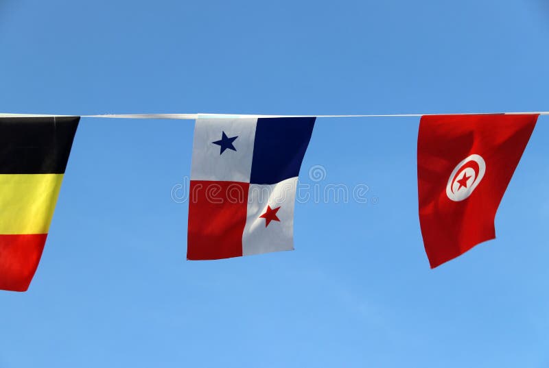 De minivlag van het stoffenspoor van Panama, het is een tricolor van blauwe rood en wit met ster, die op de kabeldoek hangen tuss royalty-vrije stock afbeelding De minivlag van het stoffenspoor van Panama, het is een tricolor van blauwe rood en wit met ster, die op de kabeldoek hangen tuss royalty-vrije stock afbeelding