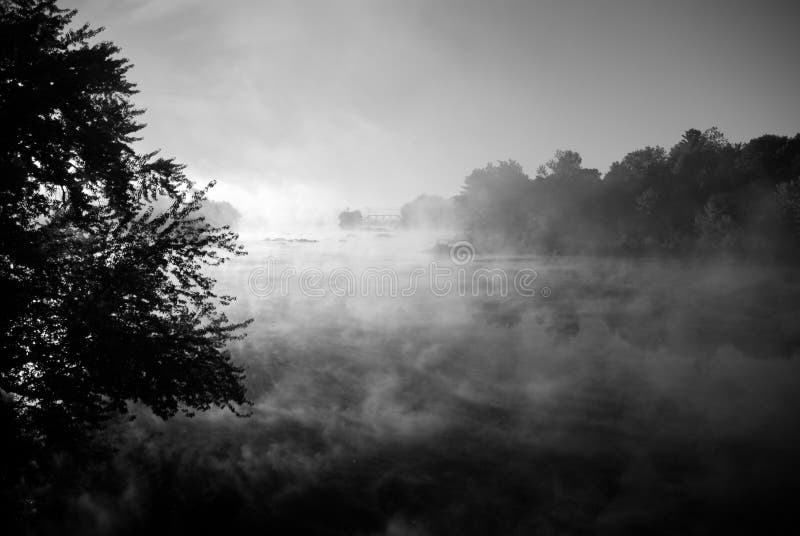 De mist van de ochtend op rivier stock fotografie De mist van de ochtend op rivier stock fotografie