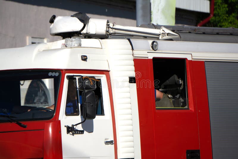 De mistige vrachtwagens van de nachtbrand gaan de brand doven royalty-vrije stock afbeeldingen De mistige vrachtwagens van de nachtbrand gaan de brand doven royalty-vrije stock afbeeldingen