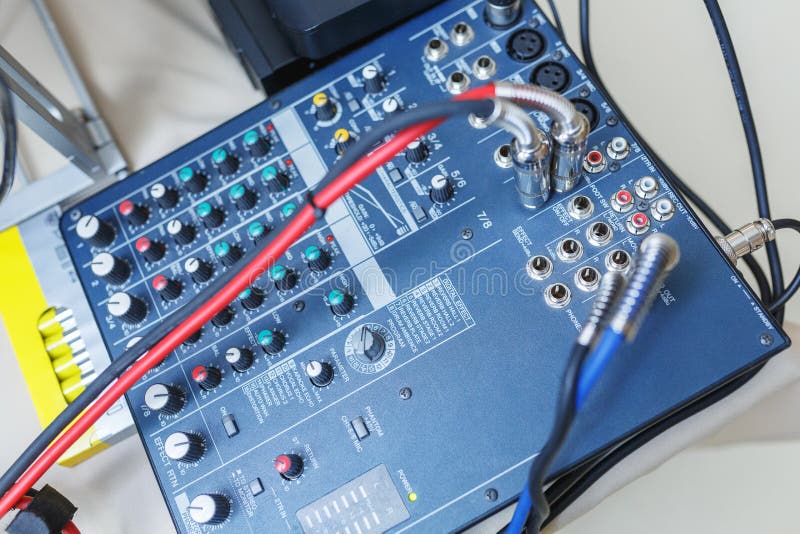 De mixer van DJ voor geluidseffecten en akoestische systemenverbinding royalty-vrije stock foto De mixer van DJ voor geluidseffecten en akoestische systemenverbinding royalty-vrije stock foto