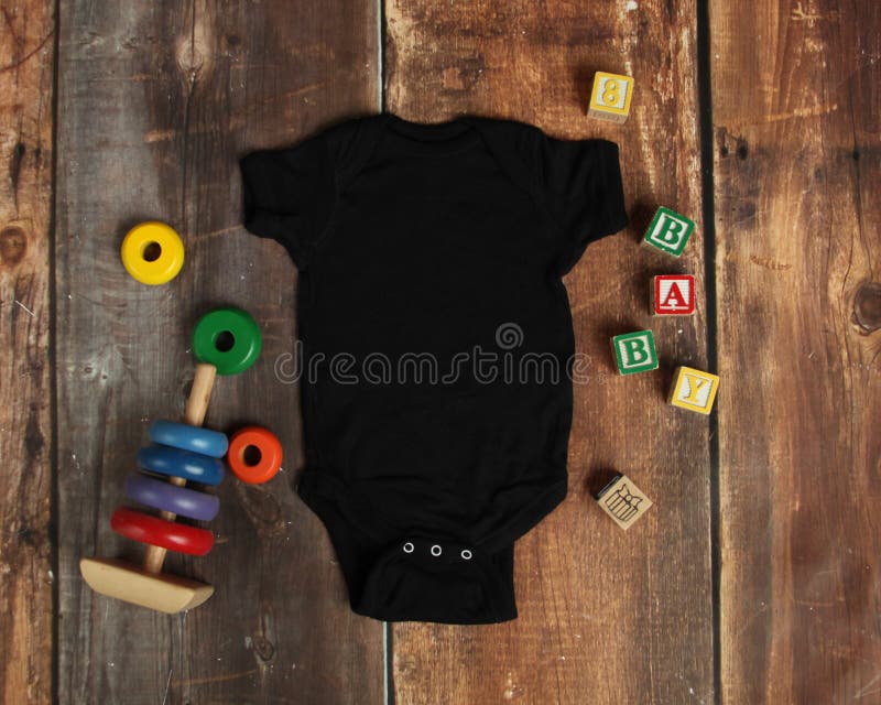 De modelvlakte legt van zwart babybodysuit overhemd royalty-vrije stock foto's De modelvlakte legt van zwart babybodysuit overhemd royalty-vrije stock foto's