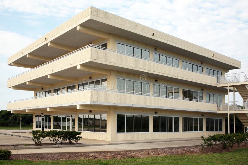 De moderne bouw van het drie verhaalbureau royalty-vrije stock afbeeldingen De moderne bouw van het drie verhaalbureau royalty-vrije stock afbeeldingen