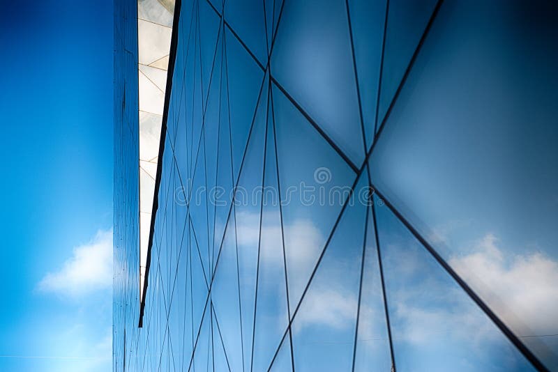 De moderne Bouw van het Glas in Samenvatting stock foto De moderne Bouw van het Glas in Samenvatting stock foto