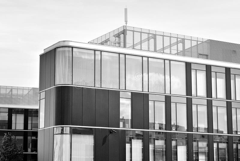De moderne bureaubouw met voorgevel van glas Rebecca 36 stock afbeeldingen De moderne bureaubouw met voorgevel van glas Rebecca 36 stock afbeeldingen