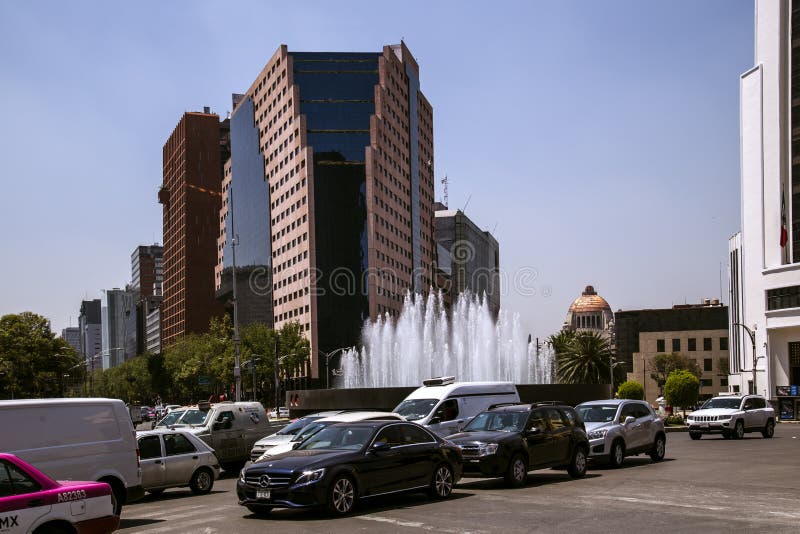 De moderne gebouwen worden opgericht rond het financiële centrum van Mexico-City royalty-vrije stock fotografie De moderne gebouwen worden opgericht rond het financiële centrum van Mexico-City royalty-vrije stock fotografie