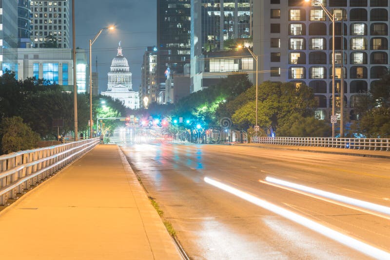 De moderne horizonnen van Austin en de capitolbouw van de staat bij nacht stock afbeeldingen De moderne horizonnen van Austin en de capitolbouw van de staat bij nacht stock afbeeldingen