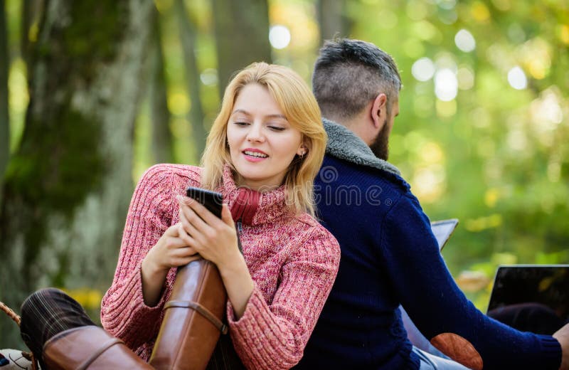De moderne mensen impliceerden altijd online mededeling Online het levens moderne technologie Logout van alle rekeningen Het mode royalty-vrije stock afbeeldingen De moderne mensen impliceerden altijd online mededeling Online het levens moderne technologie Logout van alle rekeningen Het mode royalty-vrije stock afbeeldingen