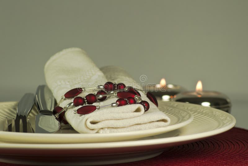 De moderne rode candlelit lijstplaats die, sluit omhoog plaatst royalty-vrije stock afbeeldingen De moderne rode candlelit lijstplaats die, sluit omhoog plaatst royalty-vrije stock afbeeldingen