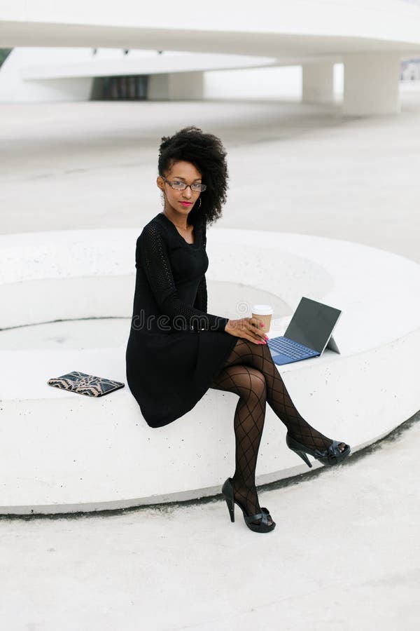 De modieuze jonge professionele vrouw die van het afrohaar tablet gebruiken stock afbeeldingen De modieuze jonge professionele vrouw die van het afrohaar tablet gebruiken stock afbeeldingen