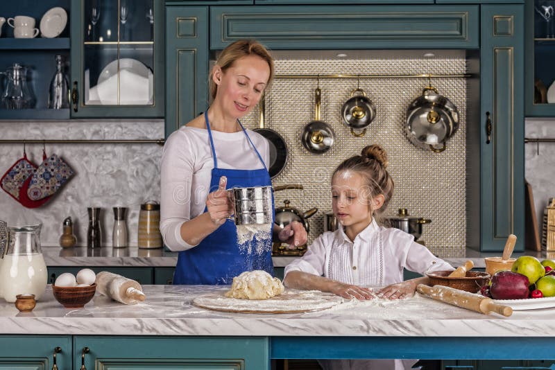 De moeder, dochter, meisje, bereidt bakkerij, Huis het koken voor royalty-vrije stock foto De moeder, dochter, meisje, bereidt bakkerij, Huis het koken voor royalty-vrije stock foto