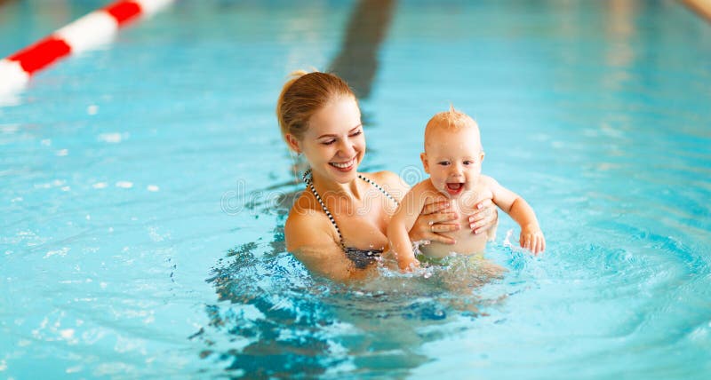 De moeder en de baby zwemmen in pool stock fotografie De moeder en de baby zwemmen in pool stock fotografie