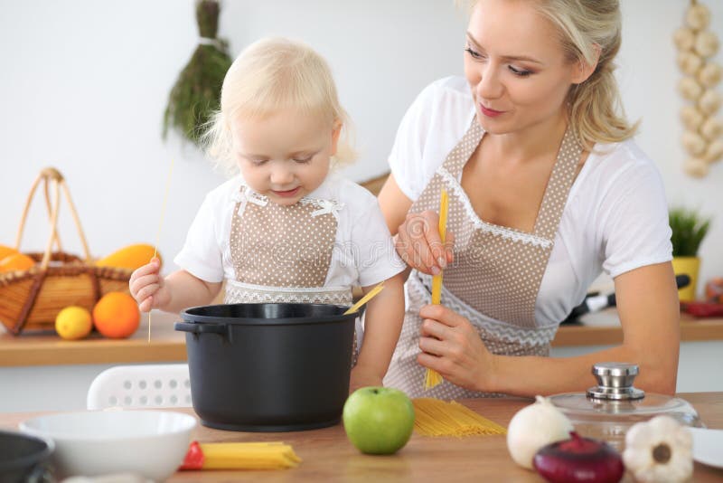 De moeder en weinig dochter koken in de keuken Het besteden samen alle tijd of gelukkig familieconcept royalty-vrije stock fotografie De moeder en weinig dochter koken in de keuken Het besteden samen alle tijd of gelukkig familieconcept royalty-vrije stock fotografie