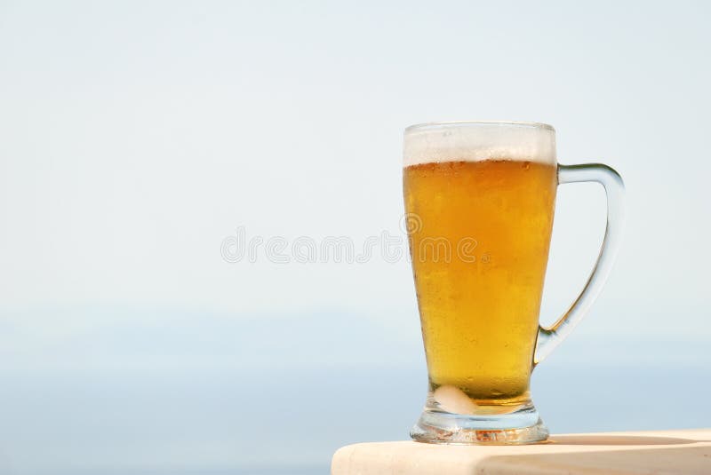 De mok van het glas koud bier stock foto's De mok van het glas koud bier stock foto's