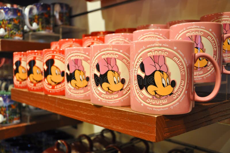 De Mok van Mickey en van de Muis Minnie in de Opslag van Disney royalty-vrije stock fotografie De Mok van Mickey en van de Muis Minnie in de Opslag van Disney royalty-vrije stock fotografie