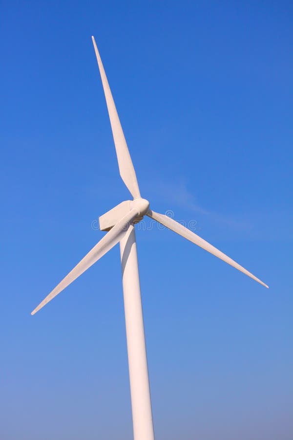 De molen van de windturbine met diepe blauwe achtergrond - sluit omhoog met exemplaarruimte royalty-vrije stock afbeeldingen De molen van de windturbine met diepe blauwe achtergrond - sluit omhoog met exemplaarruimte royalty-vrije stock afbeeldingen