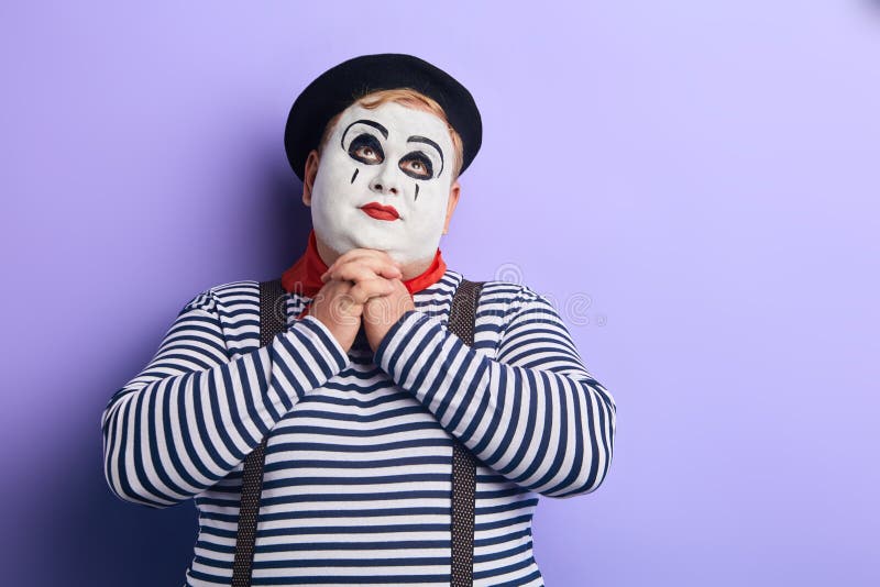 De mollige clown heeft een droom Sluit omhoog foto De ruimte van het exemplaar royalty-vrije stock foto's De mollige clown heeft een droom Sluit omhoog foto De ruimte van het exemplaar royalty-vrije stock foto's