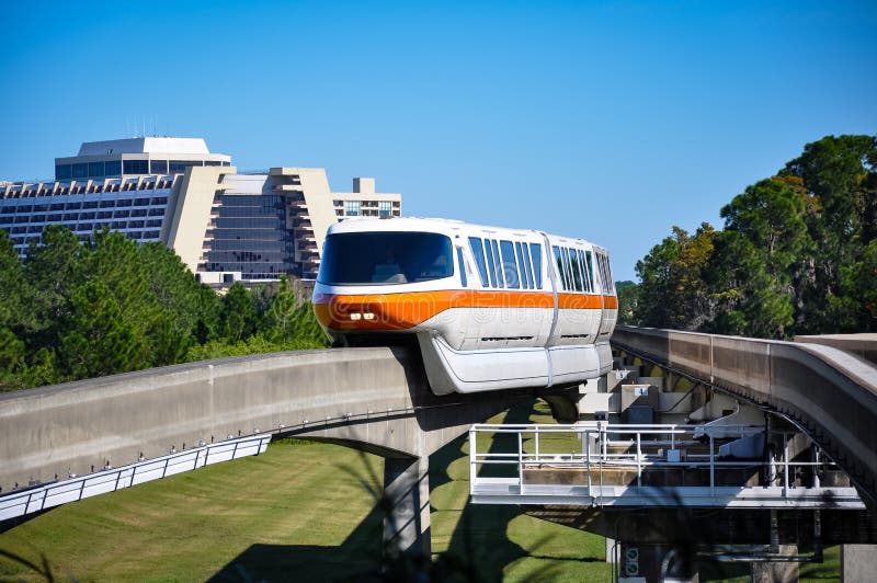 De monorail en de tijdgenoot nemen bij Disney-Wereld zijn toevlucht