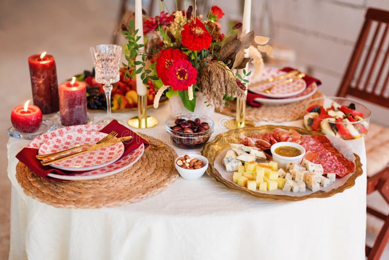 De montages van de luxelijst voor het fijne dineren met kaarsen en glaswerk, mooie vage achtergrond Voor gebeurtenissen, huwelijk stock foto De montages van de luxelijst voor het fijne dineren met kaarsen en glaswerk, mooie vage achtergrond Voor gebeurtenissen, huwelijk stock foto