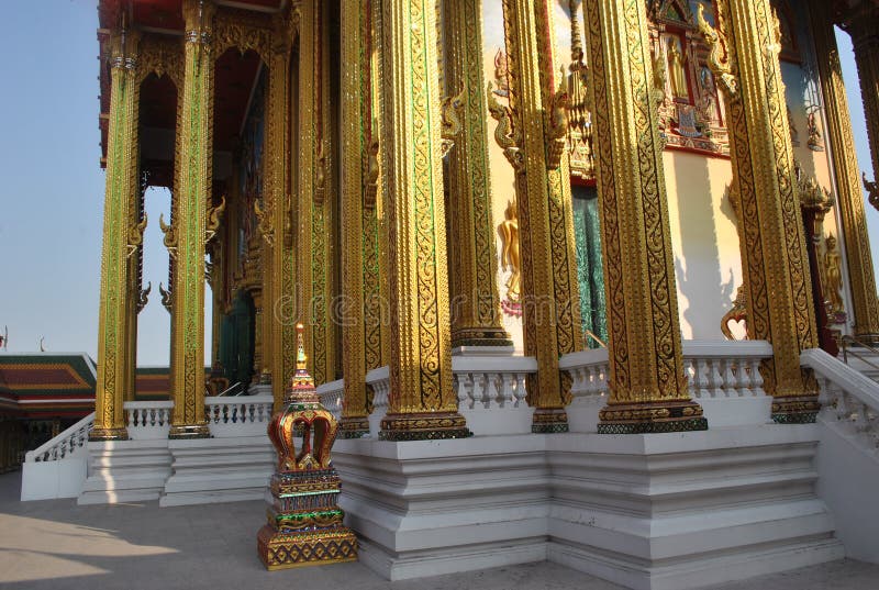 De mooie architectuur boeddhistische bouw in tempel wat buakwan nonthaburi Thailand stock afbeelding De mooie architectuur boeddhistische bouw in tempel wat buakwan nonthaburi Thailand stock afbeelding