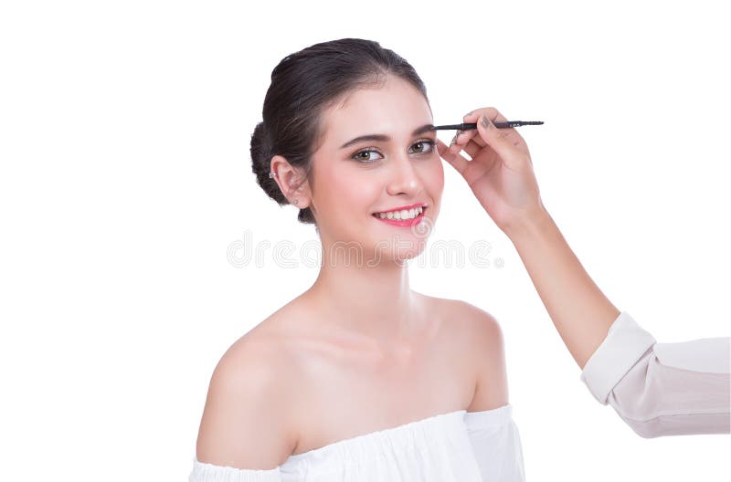 De mooie donkerbruine vrouw schildert de wenkbrauwen op witte achtergrond stock afbeelding De mooie donkerbruine vrouw schildert de wenkbrauwen op witte achtergrond stock afbeelding